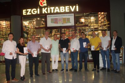 KEMAL DEMİREL YENİ KİTABINI BALKANTÜRKSİAD ÜYELERİ İÇİN İMZALADI…